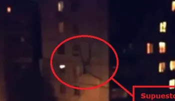 Video: Extraña criatura camina sobre un edificio residencial en Rusia