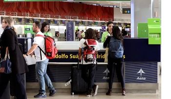 Huelga de vigilantes eleva a 90 minutos la espera en Barajas