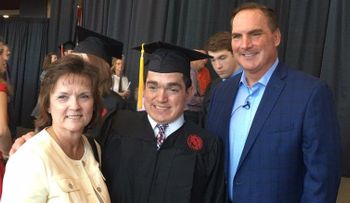 Nació con una sentencia de muerte en sus genes, moriría a los 10 años, pero se acaba de graduar de la universidad
