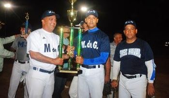 Base Naval campeón torneo softbol oficiales Marina de Guerra