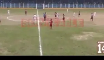 Futbolista agrede a puñetazos a un árbitro y lo inhabilitan ¡de por vida! (VIDEO)
