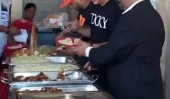 Daddy Yankee sirve almuerzo a niños pobres de El Tamarindo