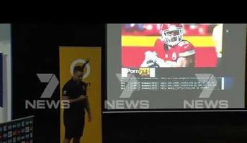 Famoso deportista Jarryd Hayne pasa momento incómodo: abre por error su arsenal pornográfico cuando daba conferencia