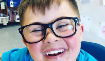 Su hijo con síndrome de Down fue excluido de una fiesta y mira lo que escribió 