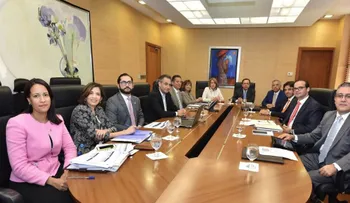 Valdez Albizu y ministro Hacienda evalúan condiciones economía; garantizan estabilidad macroeconómica  
