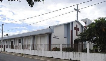Feligresa se enfrenta a sacerdote en plena misa en Fantino