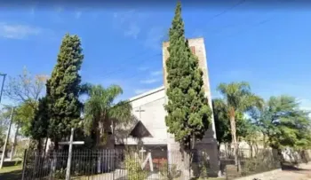 En plena misa un sacerdote evitó que un hombre matara a su ex pareja 