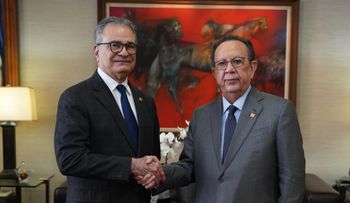 Gobernador Valdez Albizu recibe al presidente TSE, Ygnacio Pascual Camacho