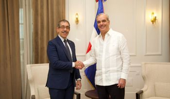 Abinader recibe al nuevo rector electo de la UASD