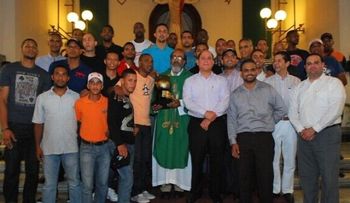 Indios de San Francisco realizan ofrenda floral y misa por fanáticos fallecidos
