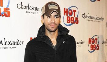 Enrique Iglesias no lamenta haber crecido a la sombra de su padre