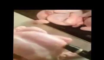 Video: ¿Sabes lo que comes? Así inflan a los pollos antes de ponerlos en venta