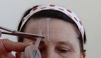 Unas tiras de papel de aluminio en tus patas de gallinas es mejor que el Botox. Fue comprobado con esta mujer y tuvo un efecto jamás visto