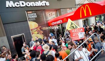 Empleados de McDonald's, Burger King y Wendy's se van a huelga  