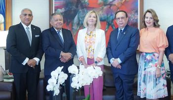 Valdez Albizu recibe a María Valldecabres de la Fábrica Nacional de Moneda y Timbre de España