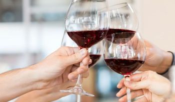 Una copa de vino es un "empujoncito" para bajar los kilos de más y lo mismo que una hora de ejercicio
