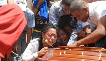 Familiares de estudiante ultimado por policías piden justicia 
