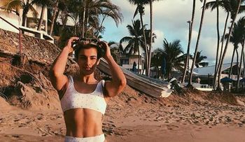 Nashla Bogaert muestra su cuerpazo disfrutando del sol y la playa