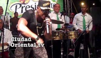 Sexappeal actúa protegido con un chaleco anti balas en el carnaval de SDE (Vídeo)