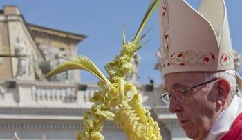 El papa Francisco da inicio a la Semana Santa al bendecir palmas y ramos de olivo