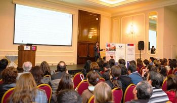 Empresas realizan feria de empleos en Santiago