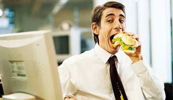 Comer en el escritorio de trabajo genera problemas de salud