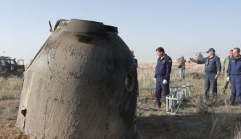 Nave Soyuz llega a la Tierra con tres astronautas a bordo 