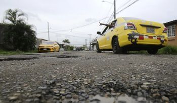 Panamá propone indemnizar a afectados por huecos y baches en sus carreteras