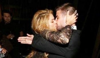 El candente beso de Shakira a Gerard Piqué