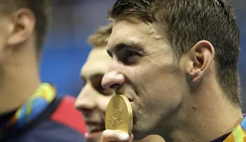 Phelps se despide como rey y Ledecky se ciñe su corona