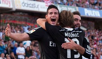 El Madrid golea y se pone líder con dos de James