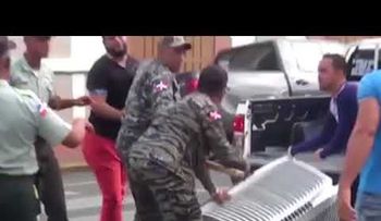 Chofer tendrá que pagar bien cara RD$, trompada que le dio al coronel PN