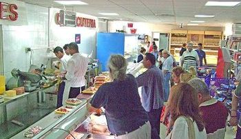 Denuncian estafa de Pollo Victorina, ofertan un precio y cobran otro