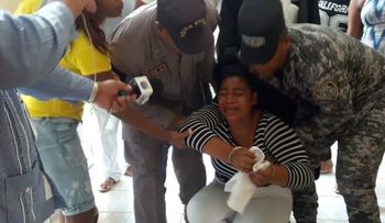 Joven se desploma en llanto pidiendo perdón cuando fue condenada por haber matado a su padre