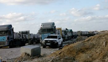 Hamás cifra en 853 los camiones con ayuda ingresados a Gaza, mientras Israel reporta 1,950