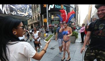 Grupo de mujeres semidesnudas desatan gran lío