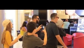 Youtuber Krizz Solano se disfraza de Justin Bieber en centro comercial y engaña a fans