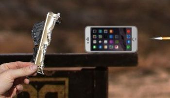 ¿Sobreviviría el nuevo iPhone 6 al impacto de una bala del calibre 50?