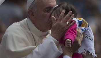 El Papa dice que los niños y los ancianos construyen el futuro de los pueblos