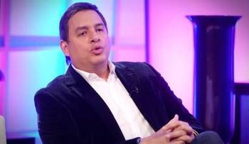 Daniel Sarcos anuncia su salida de Telemundo; iniciará proyecto con la Lotería Nacional Dominicana