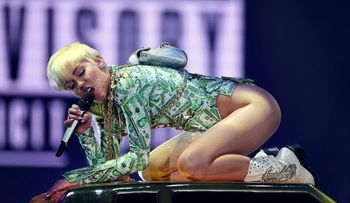Roban carro Maserati y joyas de casa de Miley Cyrus 