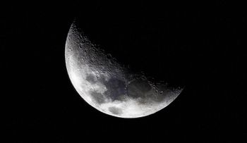 Exfuncionario de la NASA promete revelar un "oscuro secreto" sobre la Luna
