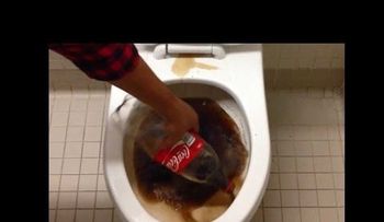 10 Usos industriales prueban que la Coca Cola no es buena para la salud (VIDEO)