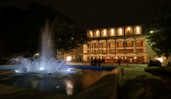 Muchos se fueron retirando de los Soberanos, dejando vacío el Teatro Nacional