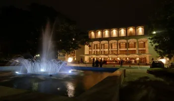 Muchos se fueron retirando de los Soberanos, dejando vacío el Teatro Nacional