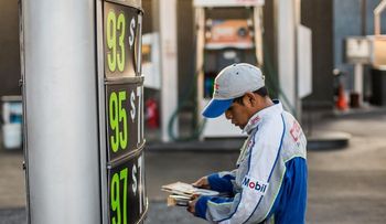 Gobierno baja 3 y 4 pesos a los precios de las gasolinas