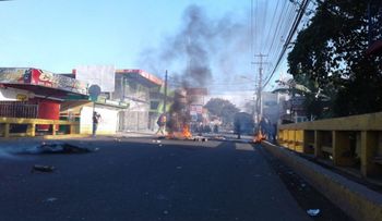 Queman neumáticos y lanzan basura a las calles en SFM en protestas por contra Marlin Martínez