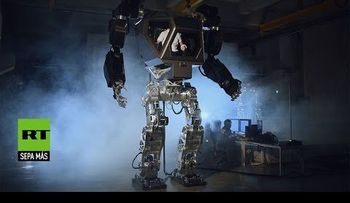 Presentan un robot tripulado gigante (VIDEO)