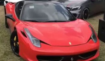 La esposa del Chapo, Emma Coronel hace alarde de su opulencia, paseándose en autos lujosos