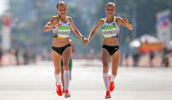 Críticas a gemelas terminan maratón de la mano en los Juegos Olímpicos